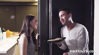 Брюнетка отдалась парню, который пришел к ней в гости поздно вечером