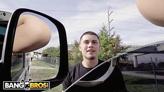 Белый микроавтобус с клевой телкой внутри, которая сосет каждому пассажиру