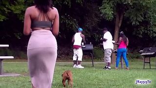 Слежка за жопастыми негритянками в парке в день Благодарения