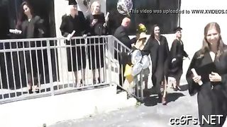 Девушки в мантиях обнажили грудь в честь выпуска из университета