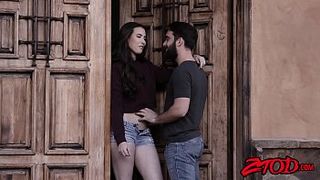 Брюнетка трахается с бородатым мужиком