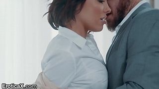 Привлекательная девка трахается с бородатым мужиком на первом свидании