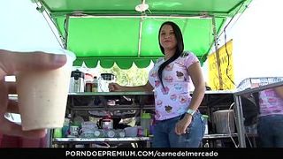 Парень соблазнил грудастую продавщицу и присунул ей в узкую манду