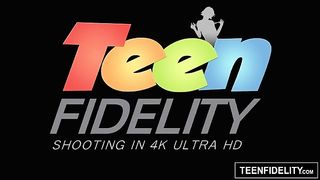 Трах ненасытной давалки с приёмным папашей на кровати с окончанием внутрь