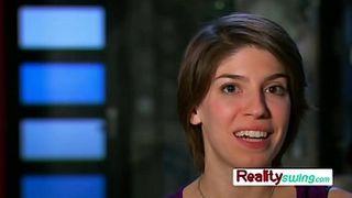 Жена с короткими волосами трахается с незнакомцем на глазах у мужа