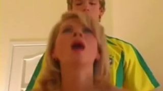 Пацан футболист дал высокой жене тренера в рот и отъебал её до камшота на попку