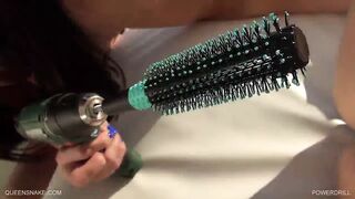 Трахнула сучку в пизду рукой и ершиками