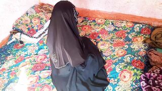 Мусульманка дрочит маленький хуй мужа и ебется